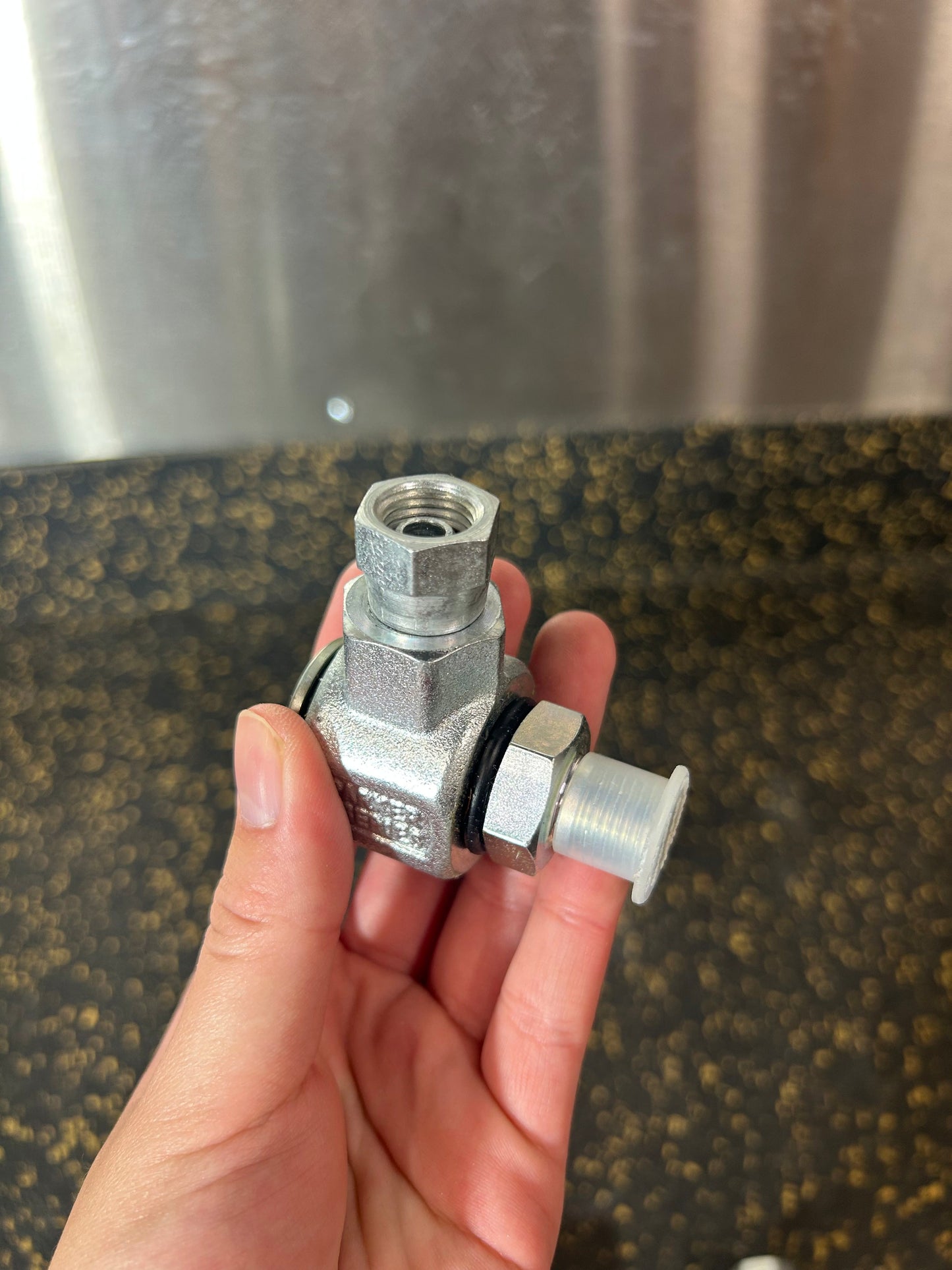 Parker S Series – Steel Hydraulic 90-Degree Elbow/Pipe Swivel Fitting (S2107-4-4, 1/4" Female NPTM Inlet, 1/4" Male NPTF Outlet)