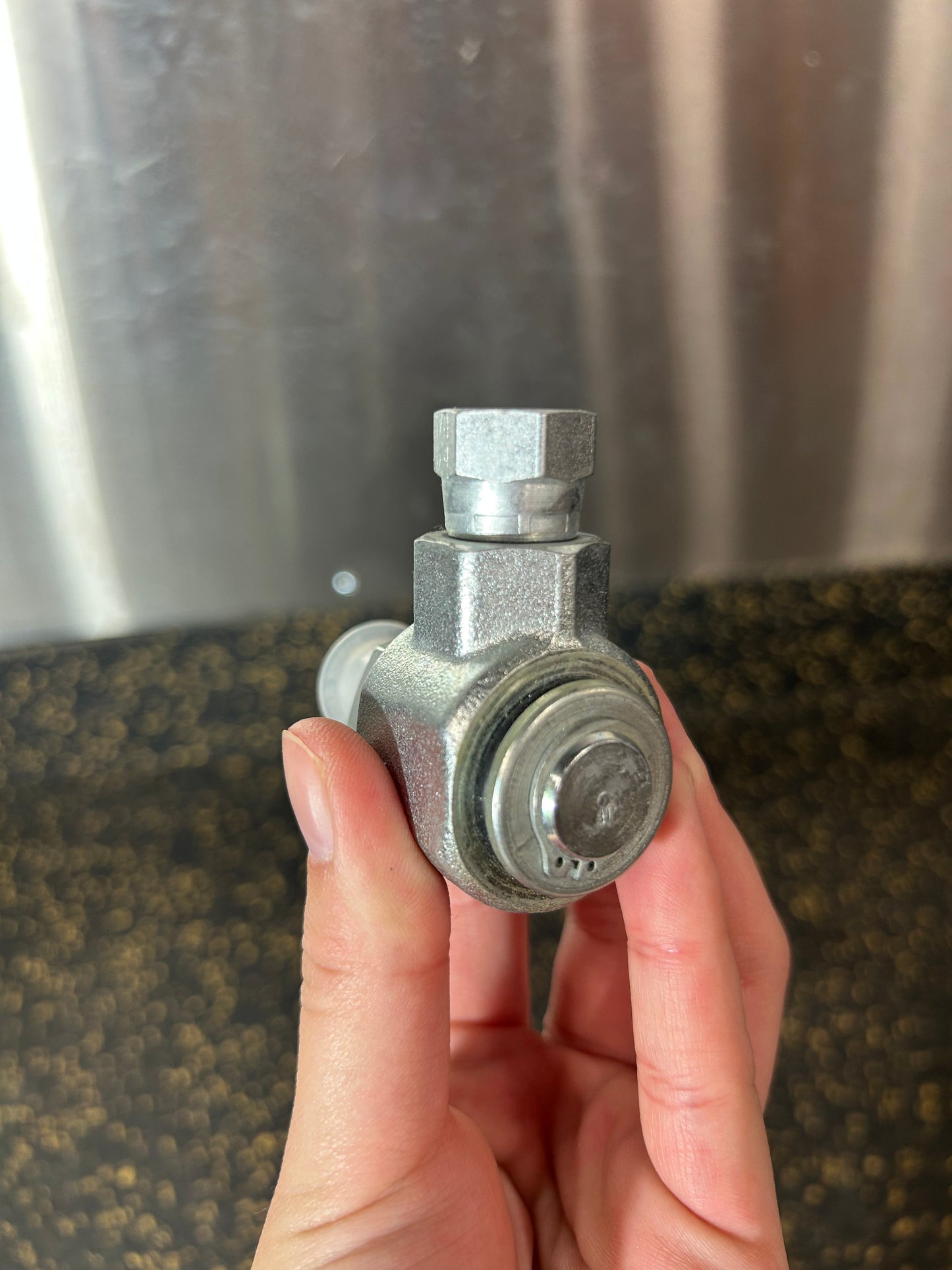 Parker S Series – Steel Hydraulic 90-Degree Elbow/Pipe Swivel Fitting (S2107-4-4, 1/4" Female NPTM Inlet, 1/4" Male NPTF Outlet)