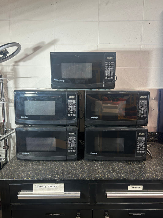 Danby Countertop Microwave (0.7 cubic ft capacity, Model DMW7700BLDB)