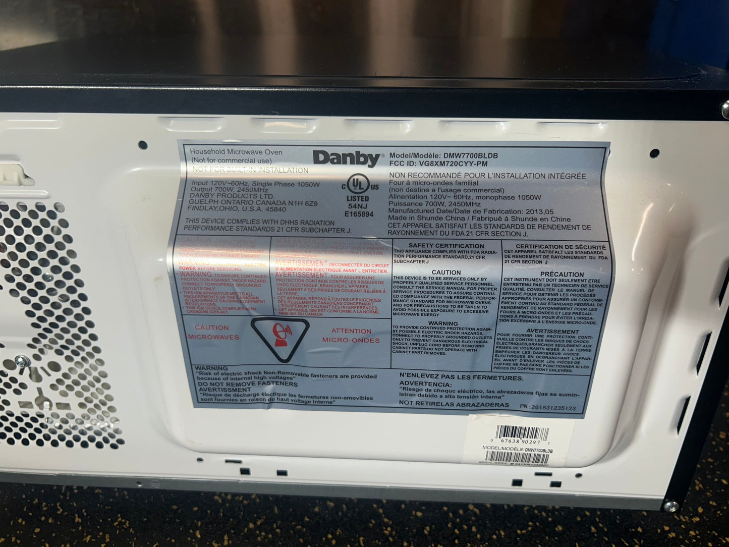 Danby Countertop Microwave (0.7 cubic ft capacity, Model DMW7700BLDB)
