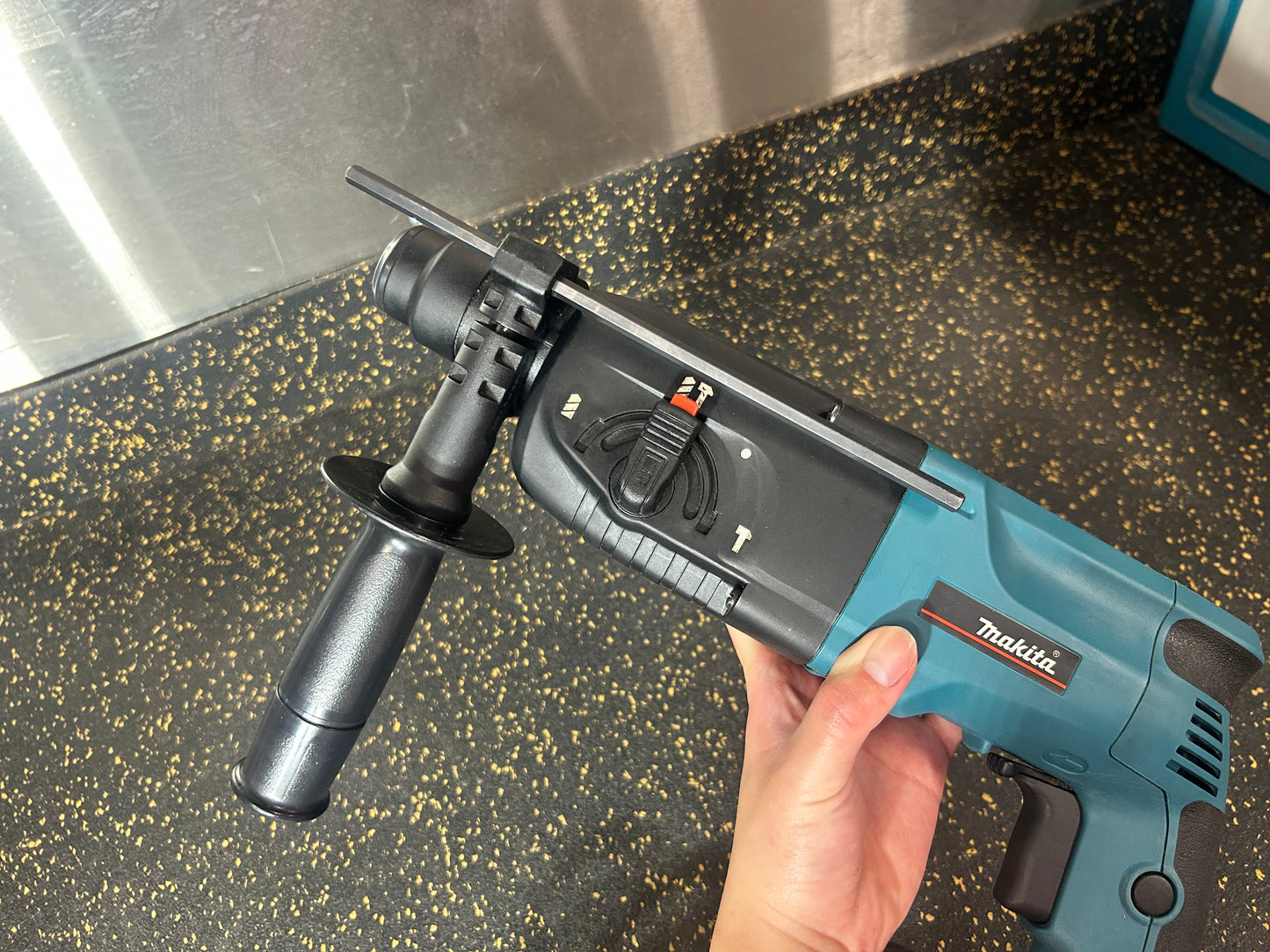 Makita 1” (25mm) Rotary Hammer Drill – Model HR2450, comes with hard case