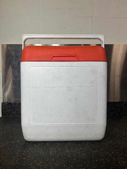 GOTT Tote 18 (Vintage 18-Quart Hard Insulated Cooler with Re-freezable Ice Pack Bottle)