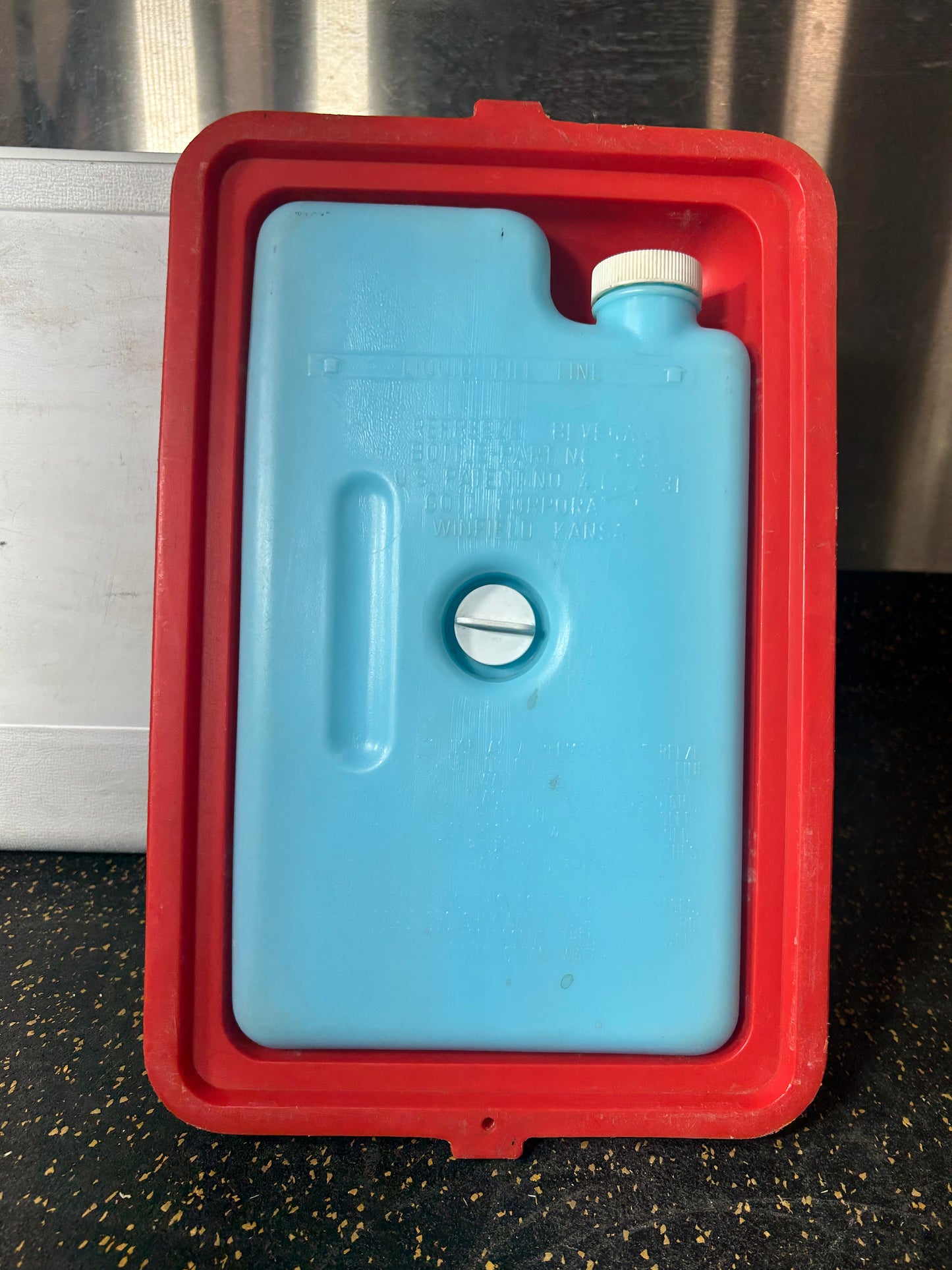 GOTT Tote 18 (Vintage 18-Quart Hard Insulated Cooler with Re-freezable Ice Pack Bottle)