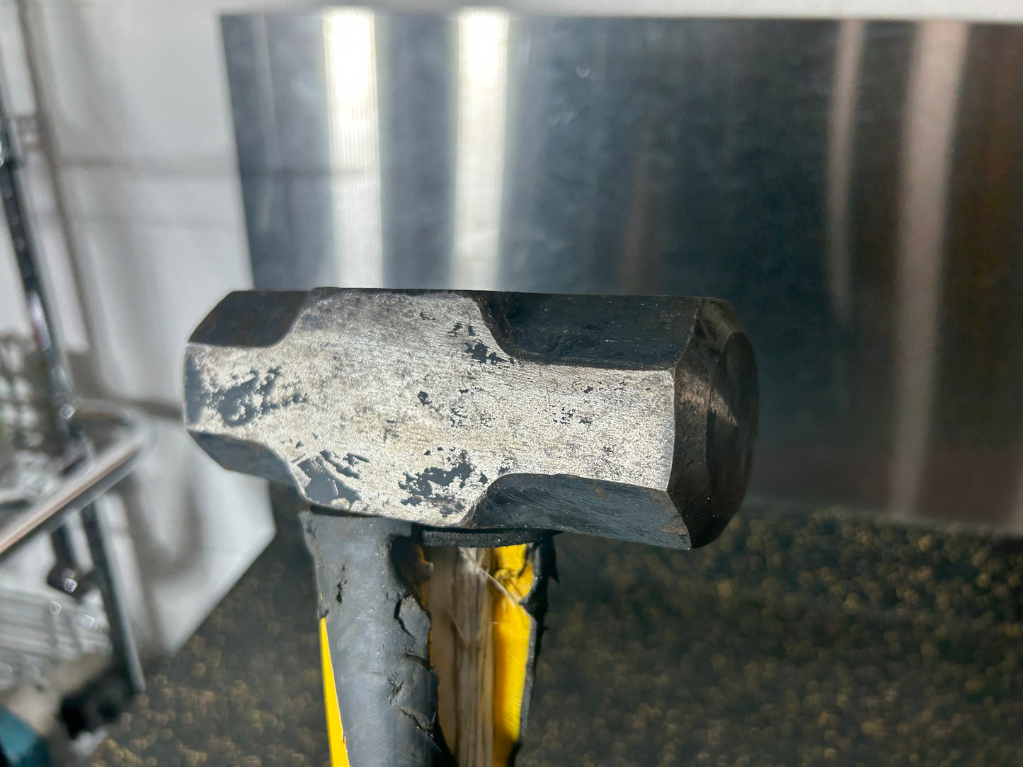 Roughneck 6 lb (2.7 kg) Sledgehammer with Durable Fibreglass Handle (ROU65627) – 35” Total Length
