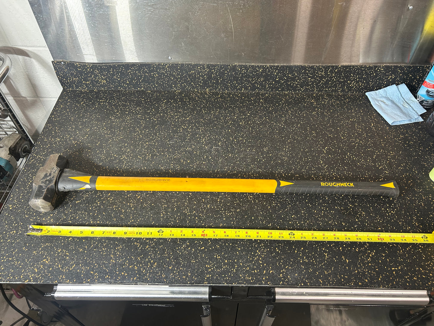 Roughneck 6 lb (2.7 kg) Sledgehammer with Durable Fibreglass Handle (ROU65627) – 35” Total Length