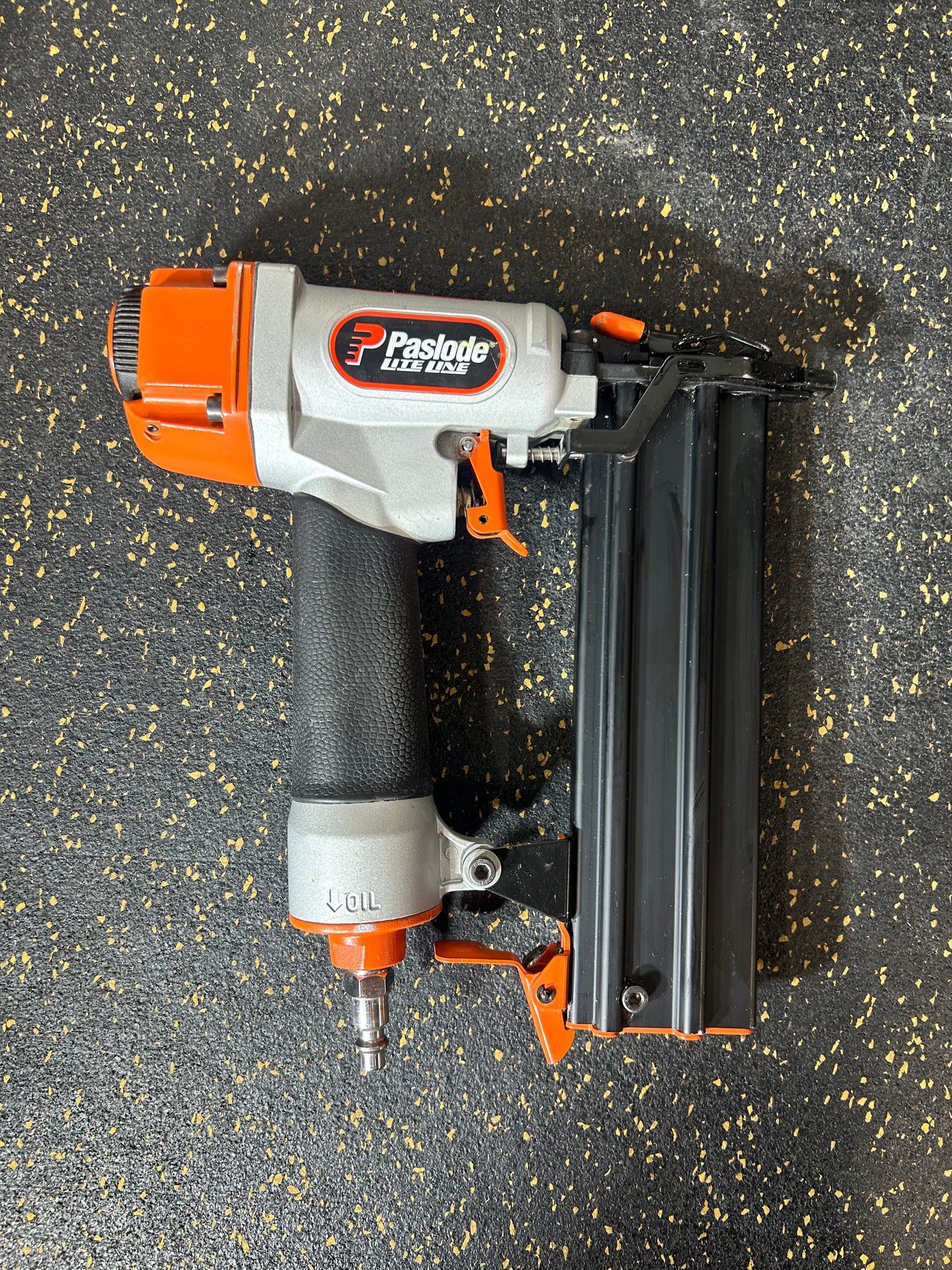 Paslode F18-200 18-Gauge Pneumatic Brad Nailer (comes with hard carrying case and 2 hex keys!)
