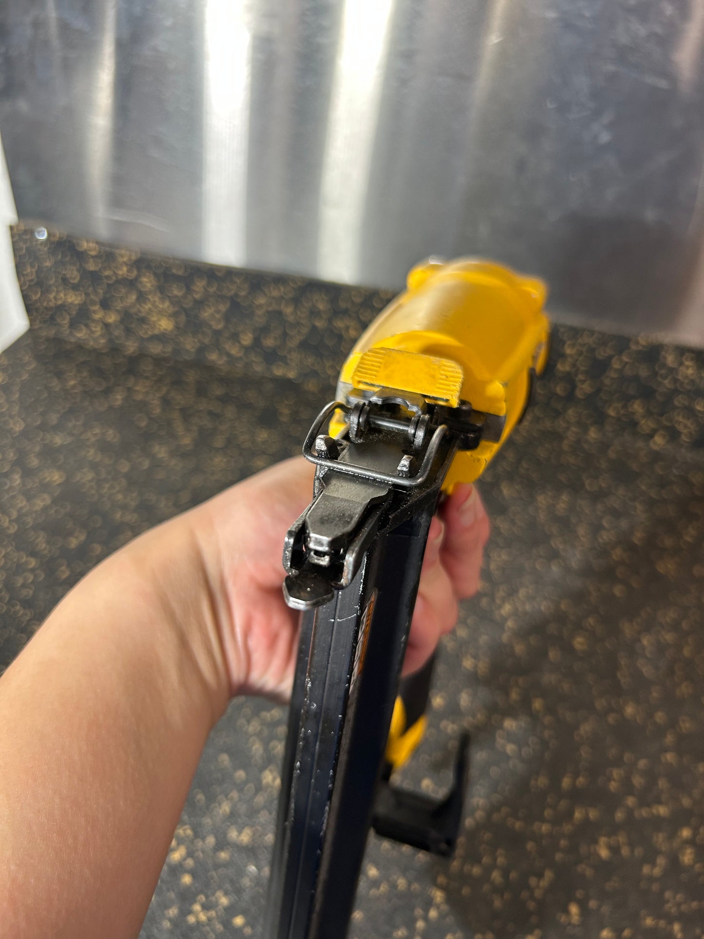 DEWALT 18-Gauge 2” Pneumatic Brad Nailer (DWFP12231)