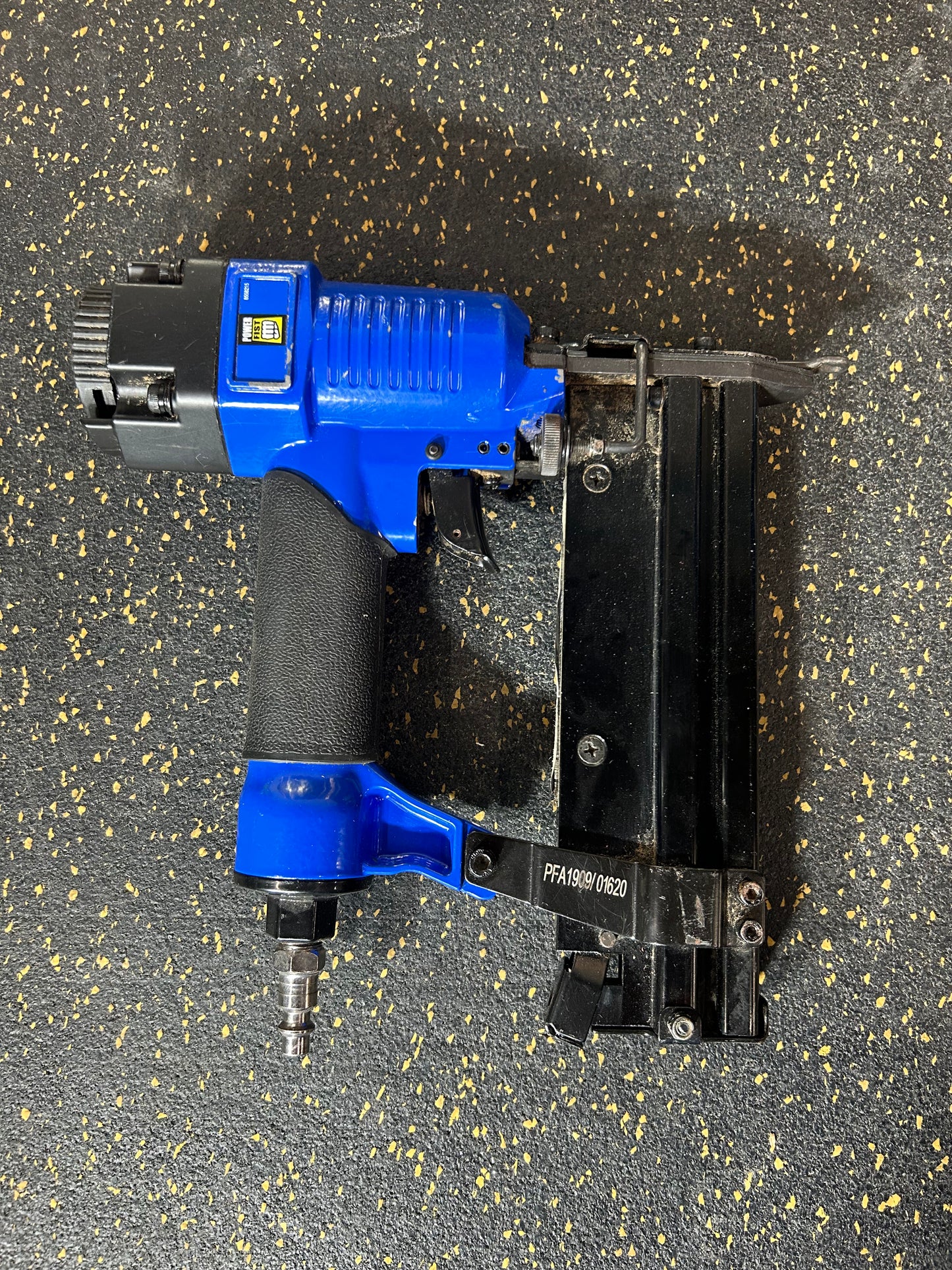 POWERFIST 2-in-1 18-Gauge Pneumatic Brad Nailer and Stapler (Model XAGD50/9040)