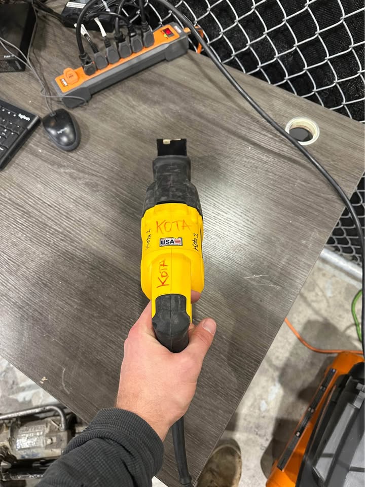 Dewalt DWE305 Corded Reciprocating Saw /Sawzall