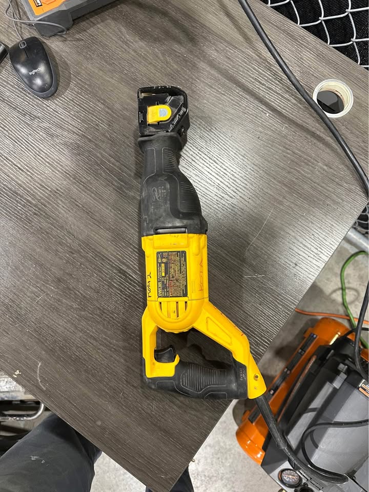 Dewalt DWE305 Corded Reciprocating Saw /Sawzall