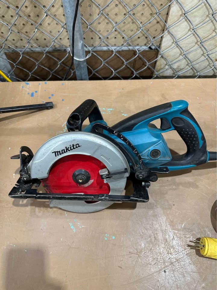 Makita 7 1/4” Hypoid Circular Saw with Hardened Steel Gears for Heavy-Duty Cutting