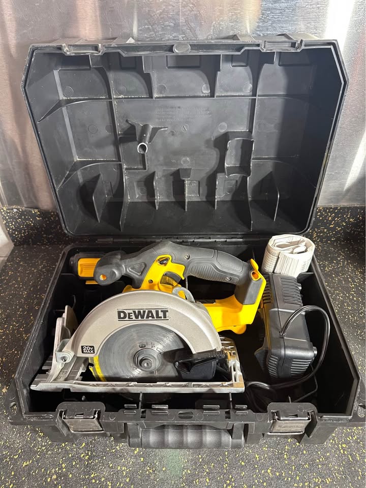 DeWalt 20V Max Cordless Circular Saw Kit 6.5"
