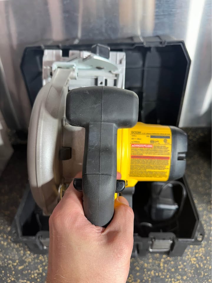 DeWalt 20V Max Cordless Circular Saw Kit 6.5"