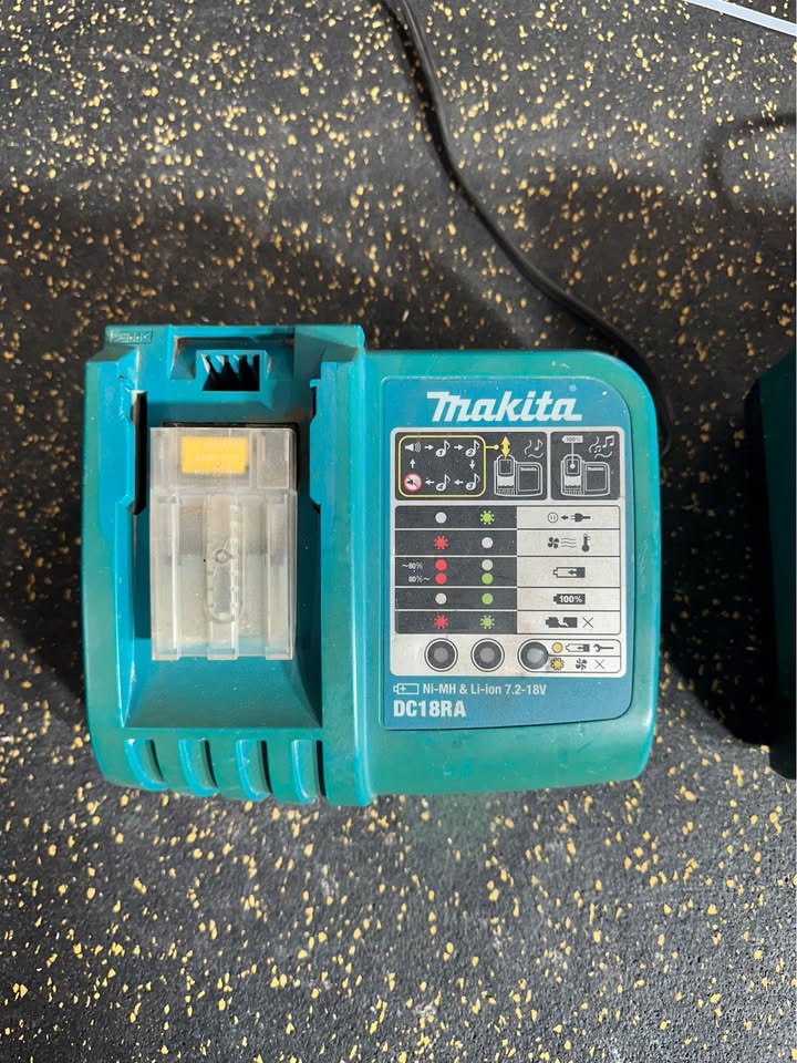 Makita 18V Charger DC18RA