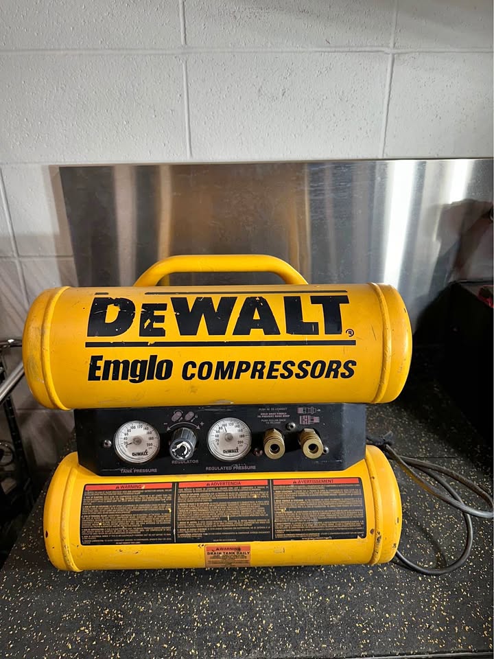 Dewalt 4 Gallon 130 PSI Electric Compressor