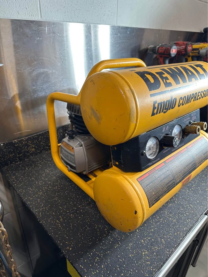 Dewalt 4 Gallon 130 PSI Electric Compressor