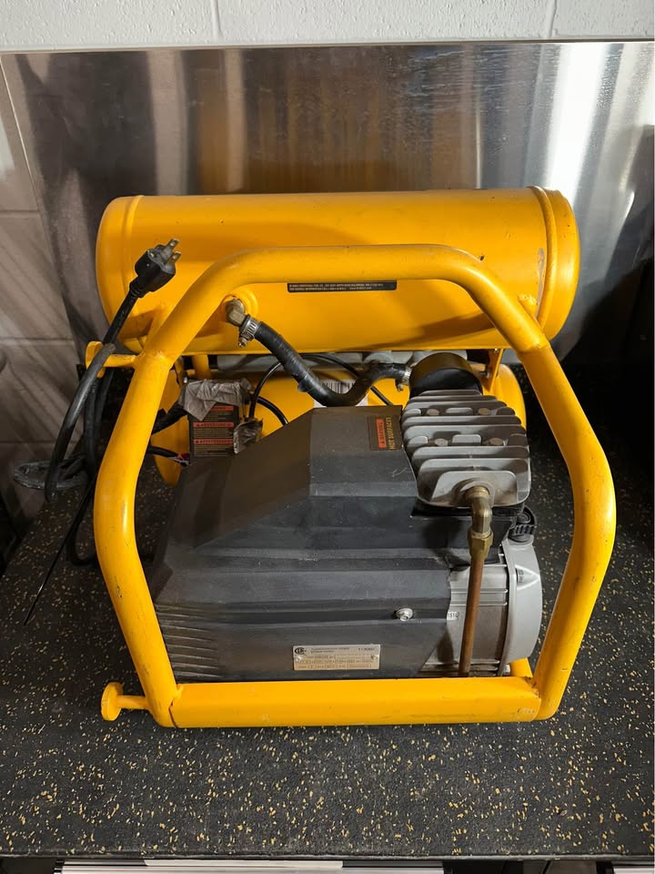 Dewalt 4 Gallon 130 PSI Electric Compressor