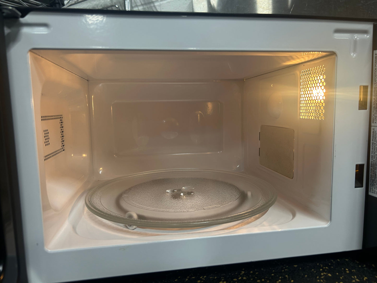 Danby Countertop Microwave (0.7 cubic ft capacity, Model DMW7700BLDB)