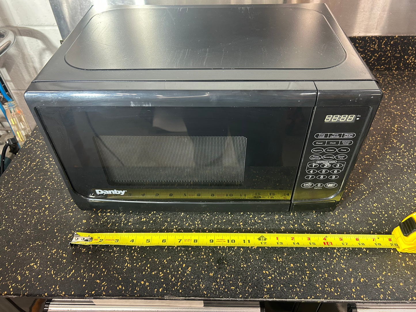 Danby Countertop Microwave (0.7 cubic ft capacity, Model DMW7700BLDB)