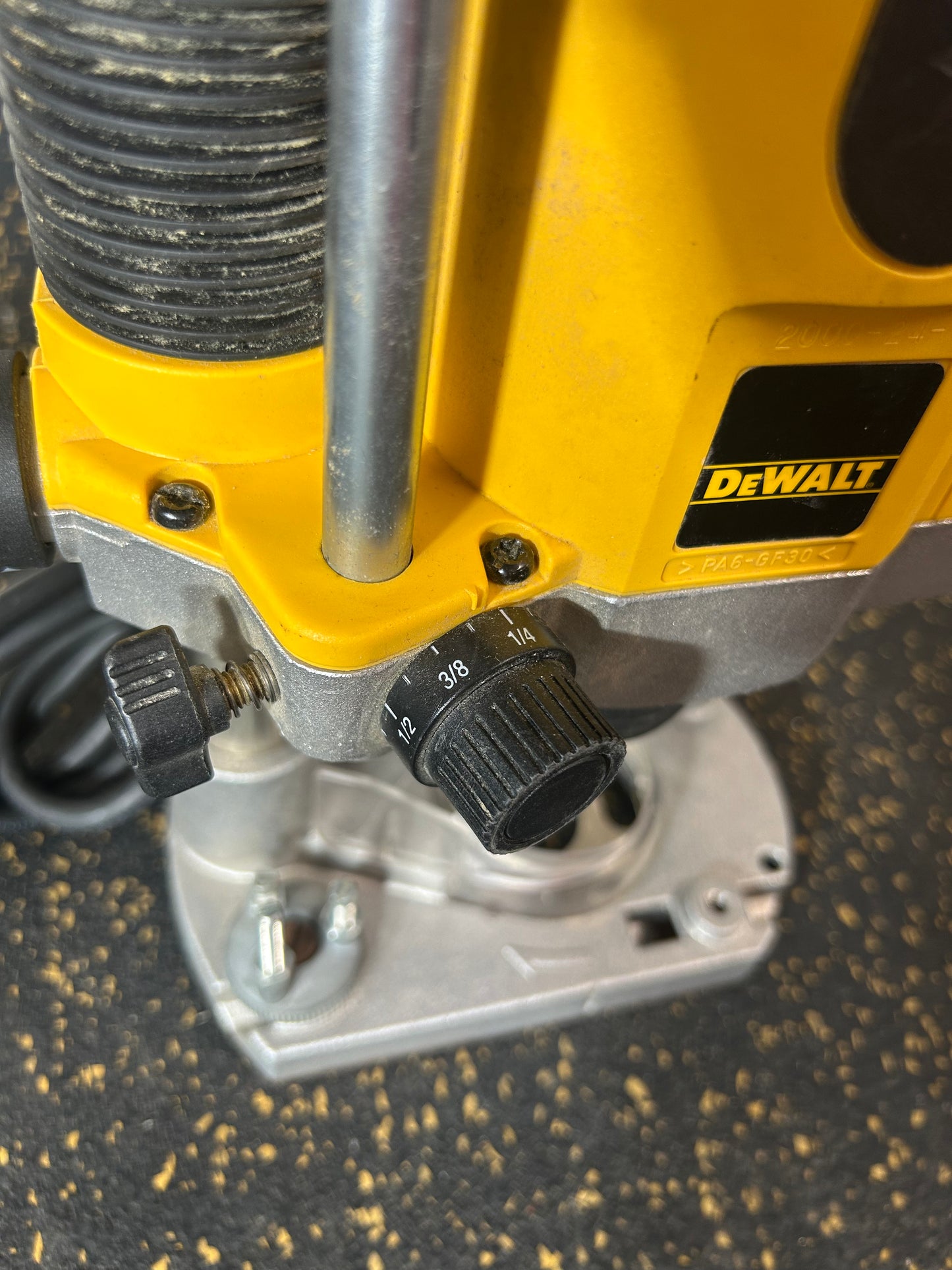 DEWALT DW621 2 HP EVS Plunge Router (120V Corded 10-Amp)