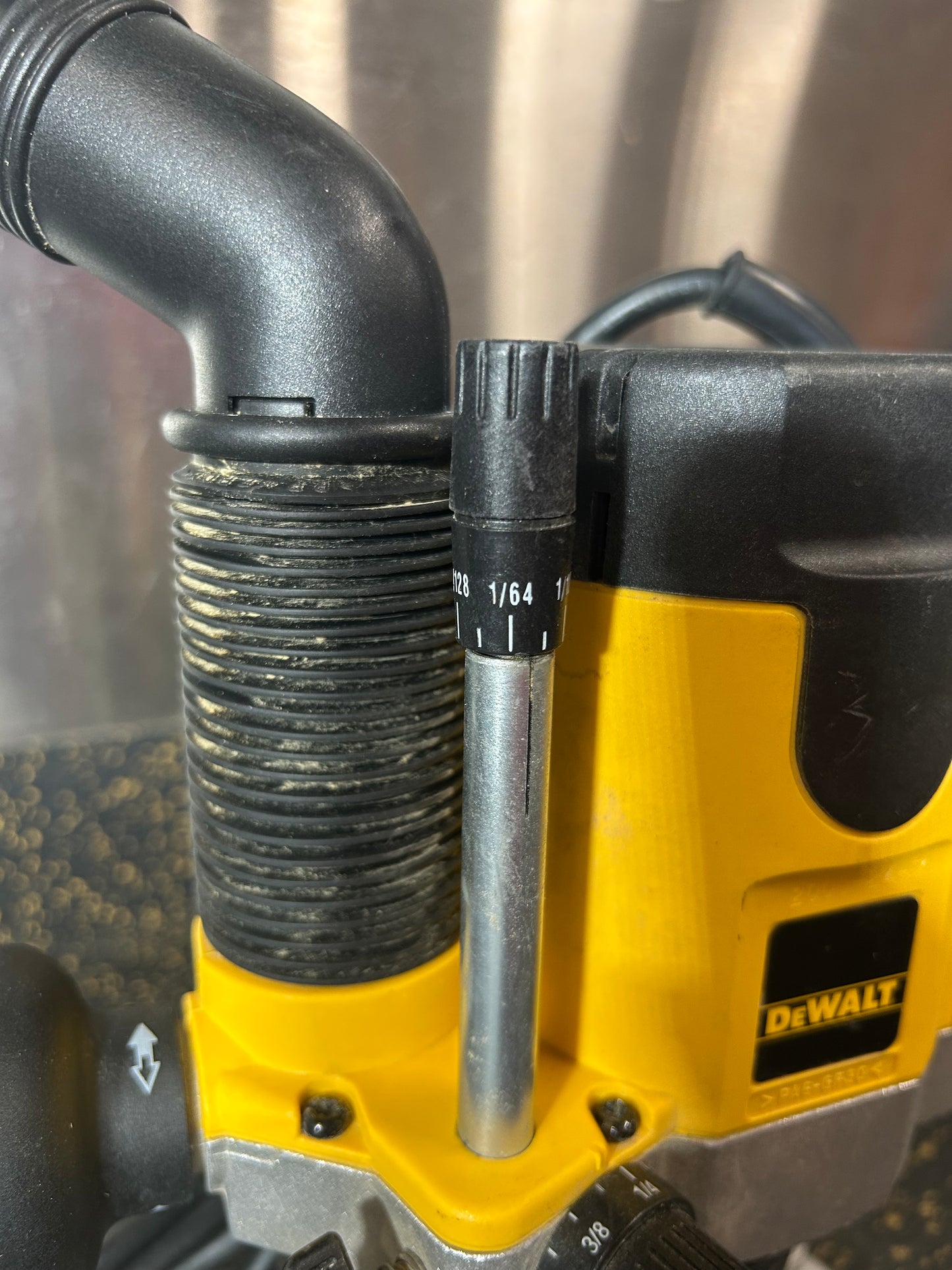 DEWALT DW621 2 HP EVS Plunge Router (120V Corded 10-Amp)