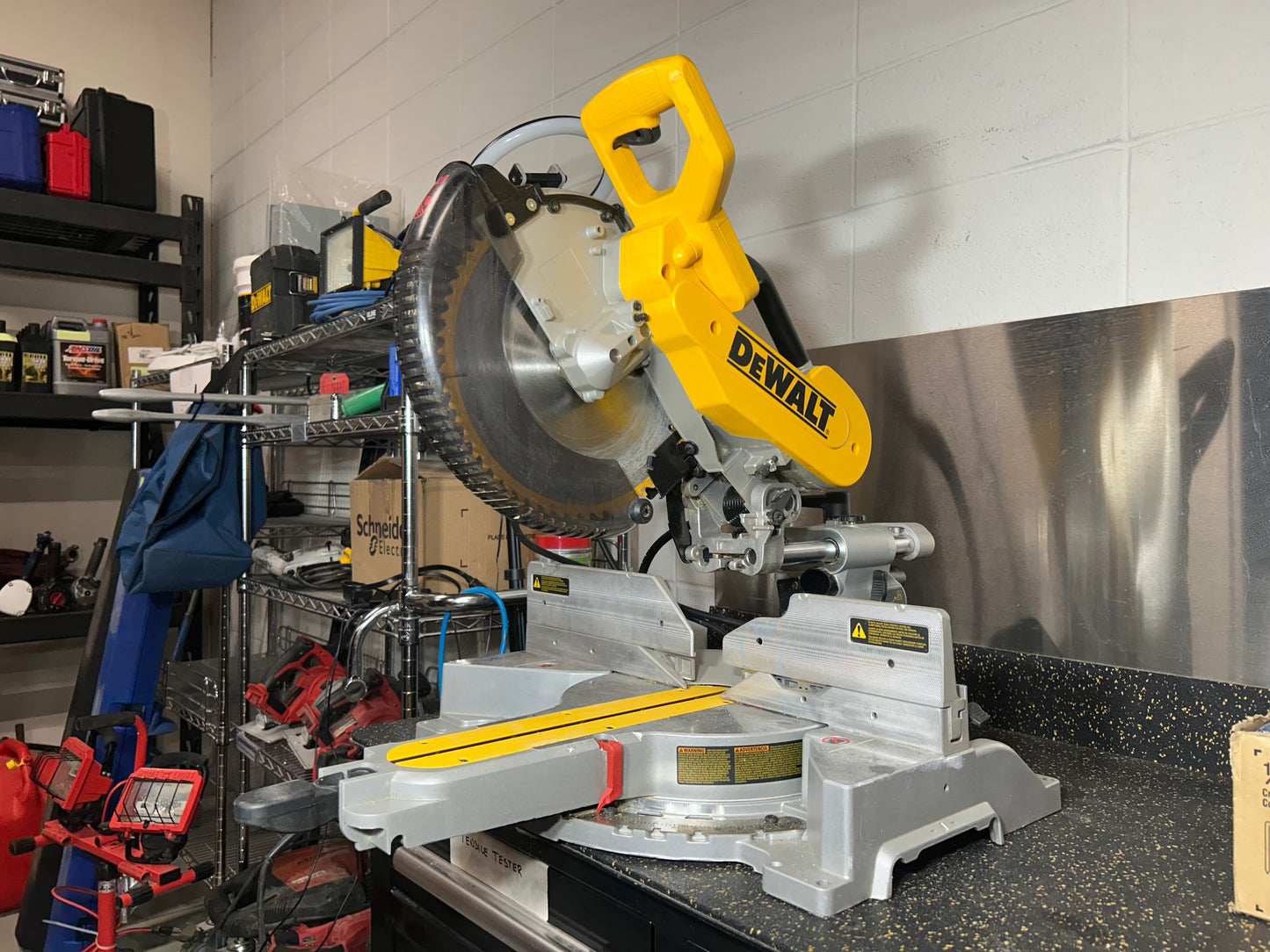 DEWALT DW718 12” Double Bevel Sliding Compound Miter Saw (120V Corded 15-Amp) – COMES WITH 3 BLADES