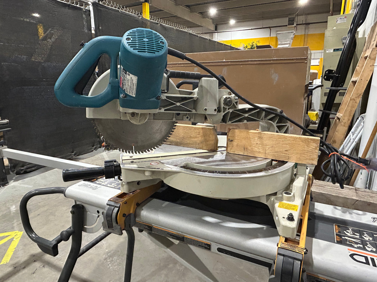 Makita LS1013 10” Dual Sliding Compound Miter Saw (120V Corded 13-Amp) w/ RIDGID Mobile Miter Saw Stand & 3 Blades