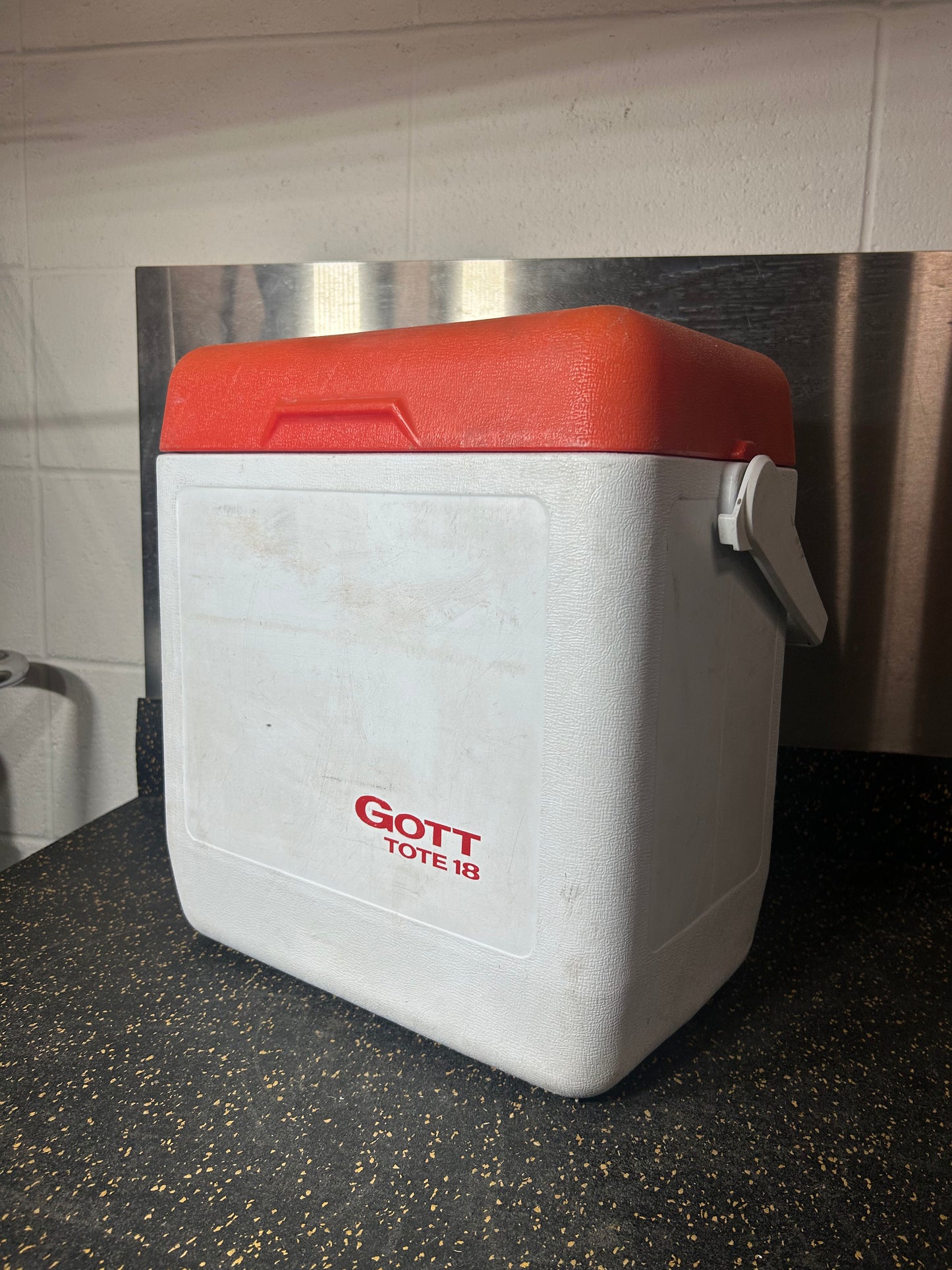 GOTT Tote 18 (Vintage 18-Quart Hard Insulated Cooler with Re-freezable Ice Pack Bottle)
