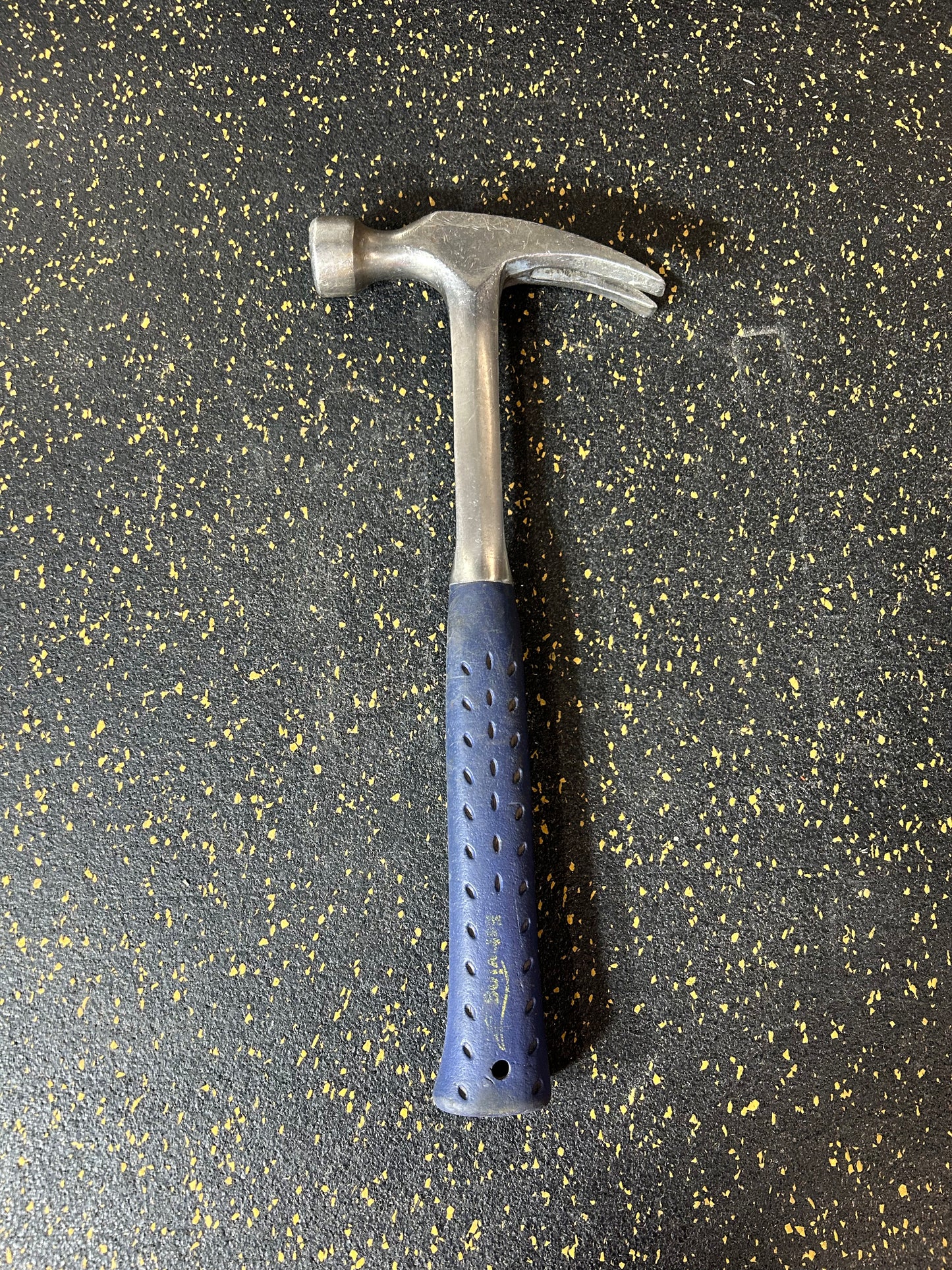 Estwing 22oz Smooth-Faced Framing Hammer (Long Handle, Straight Rip Claw, Shock Reduction Grip) – Model E3-22SR