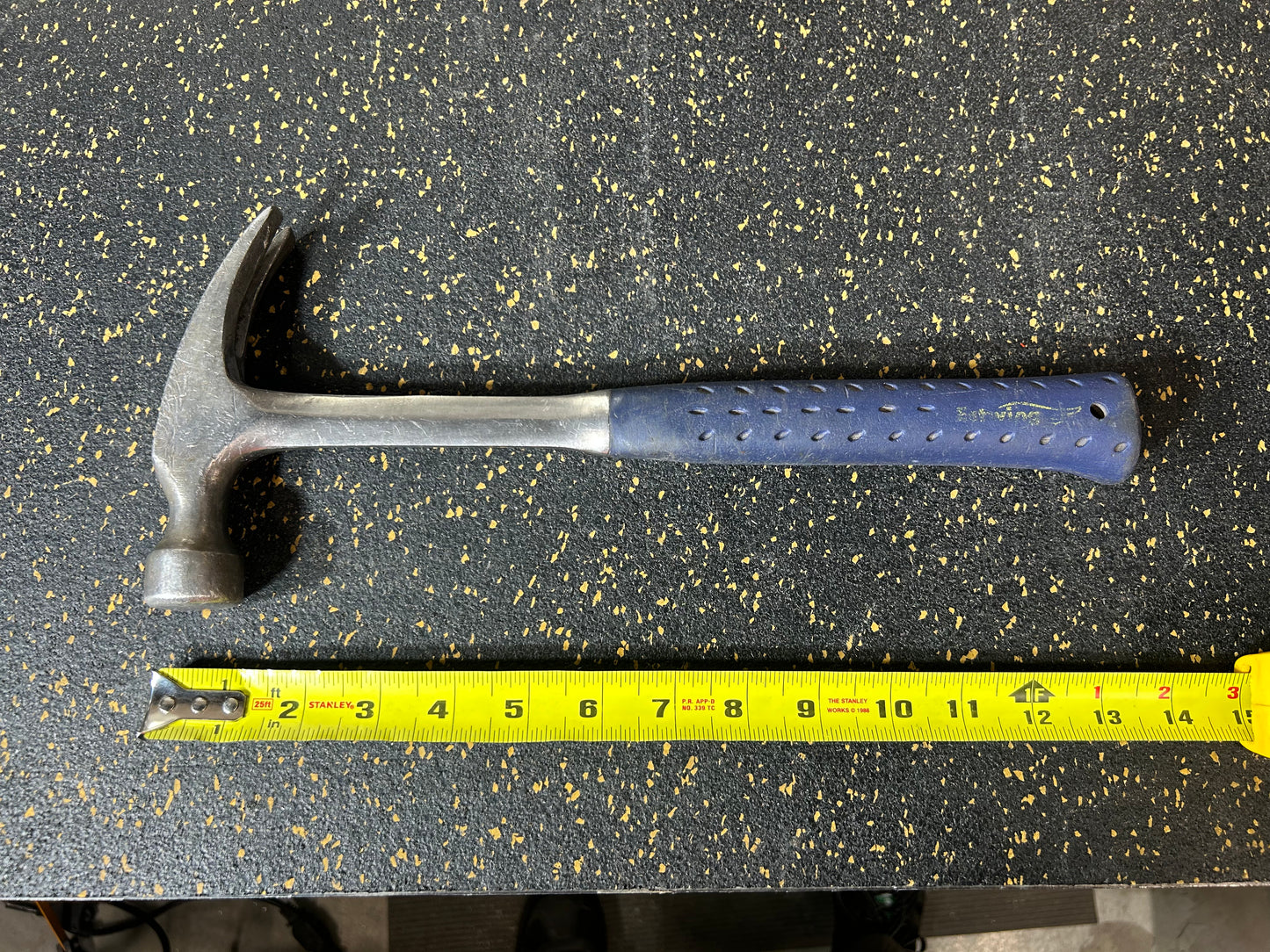 Estwing 22oz Smooth-Faced Framing Hammer (Long Handle, Straight Rip Claw, Shock Reduction Grip) – Model E3-22SR