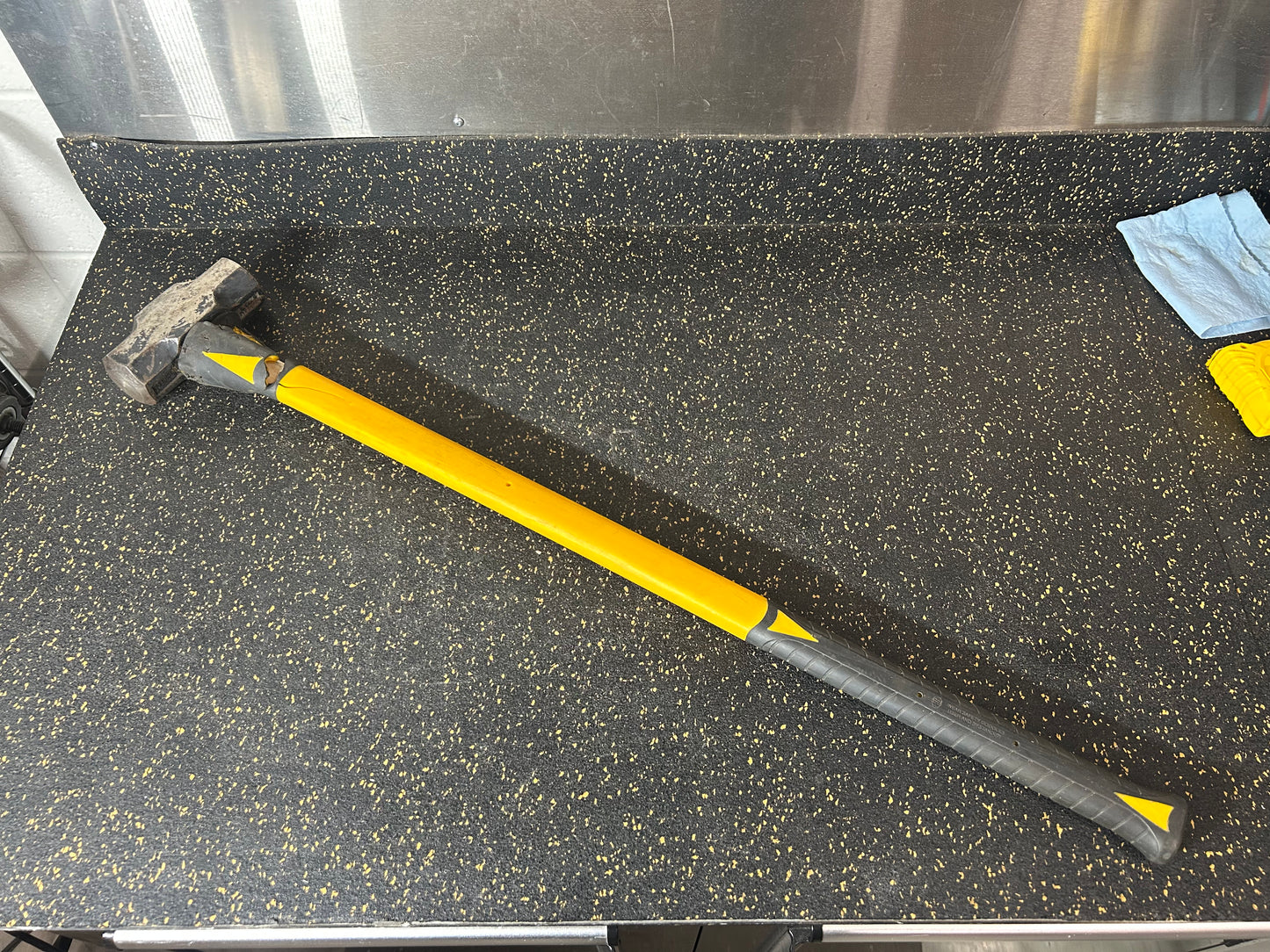 Roughneck 6 lb (2.7 kg) Sledgehammer with Durable Fibreglass Handle (ROU65627) – 35” Total Length