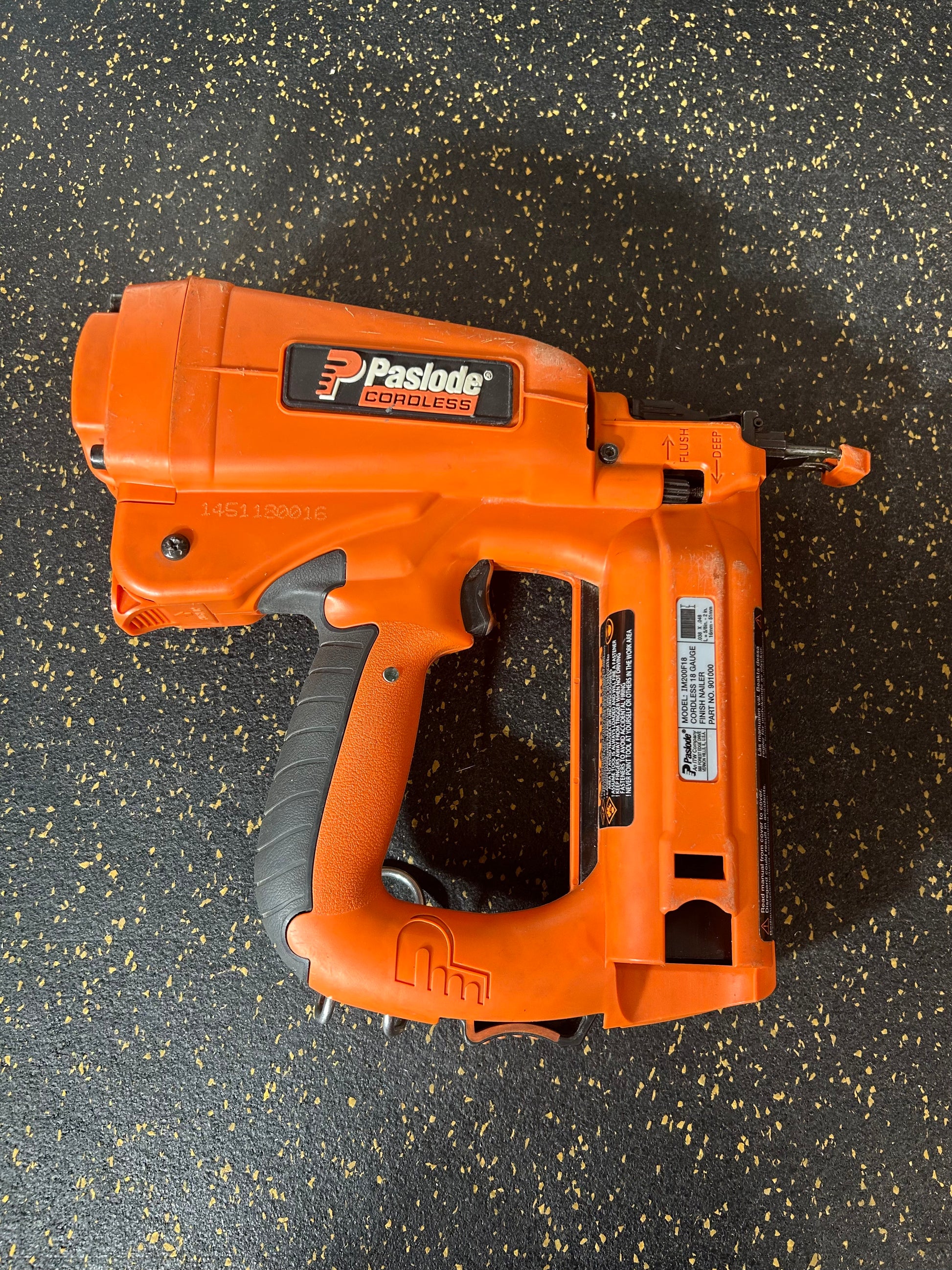 Paslode IM200F18 Cordless 18-Gauge Finish Nailer (comes with hard carrying case & hex key!)