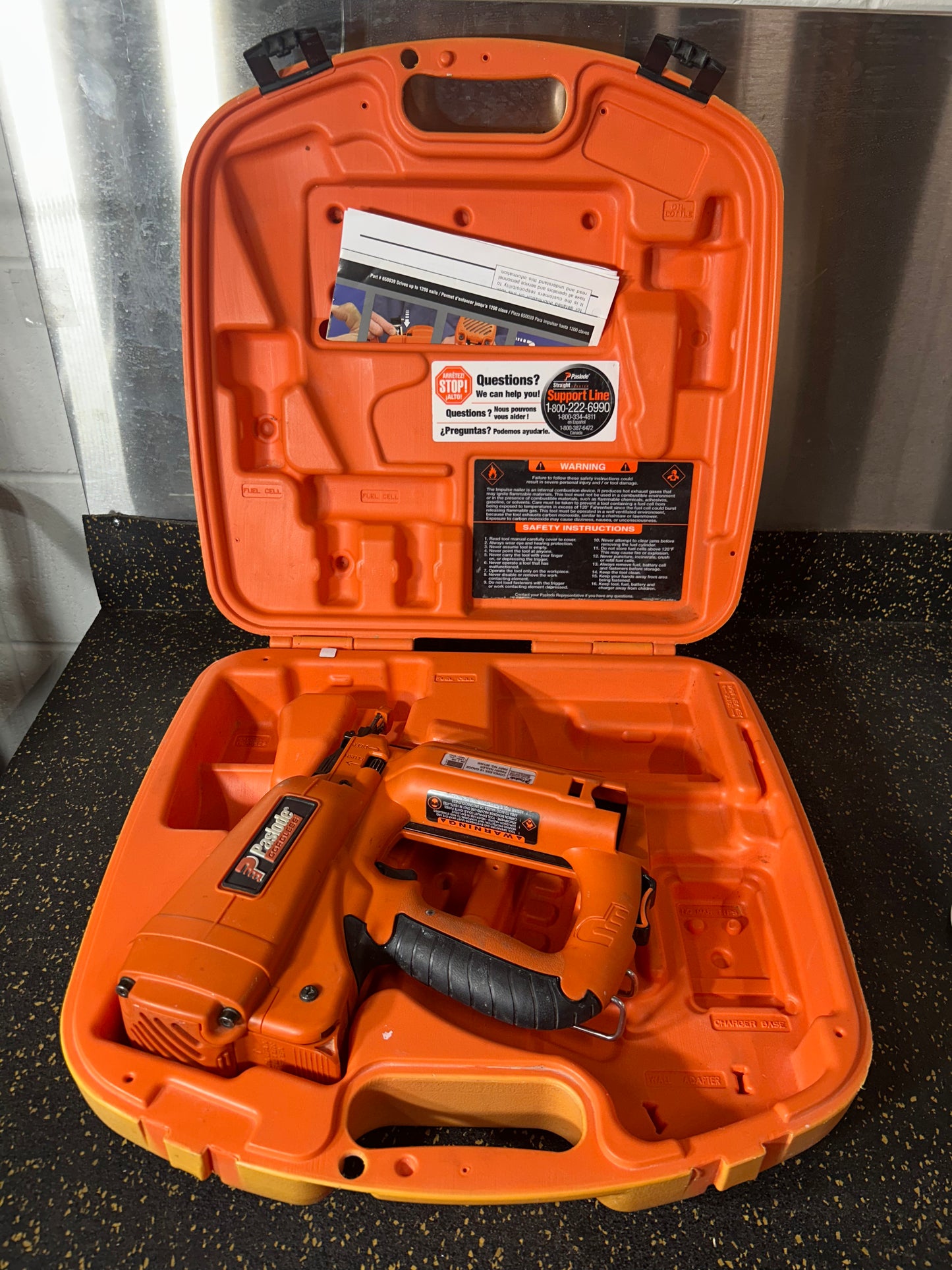 Paslode IM200F18 Cordless 18-Gauge Finish Nailer (comes with hard carrying case!)