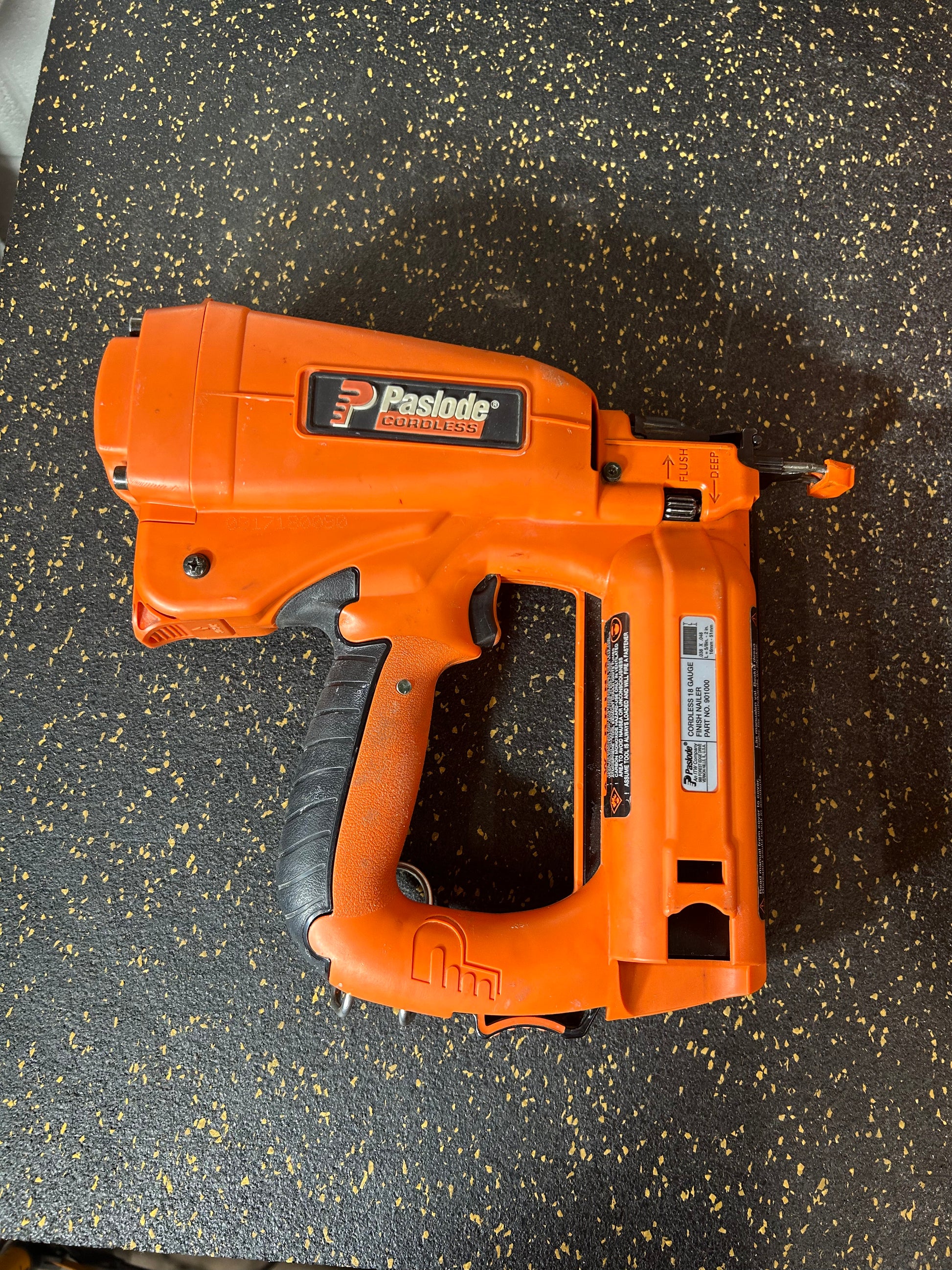 Paslode IM200F18 Cordless 18-Gauge Finish Nailer (comes with hard carrying case!)