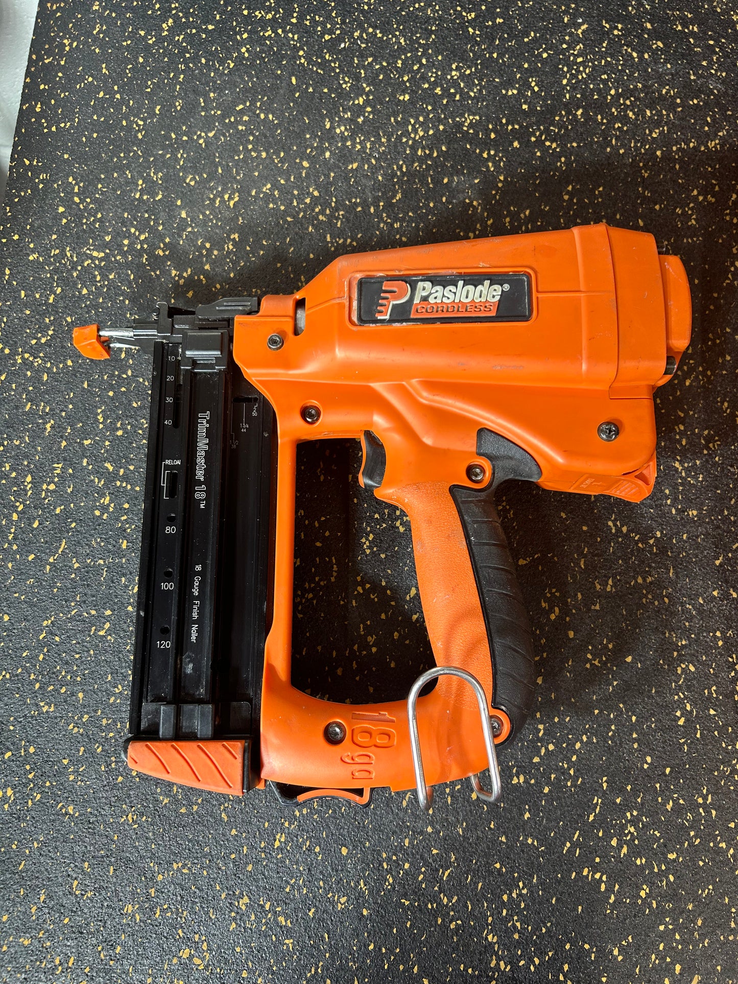 Paslode IM200F18 Cordless 18-Gauge Finish Nailer (comes with hard carrying case!)
