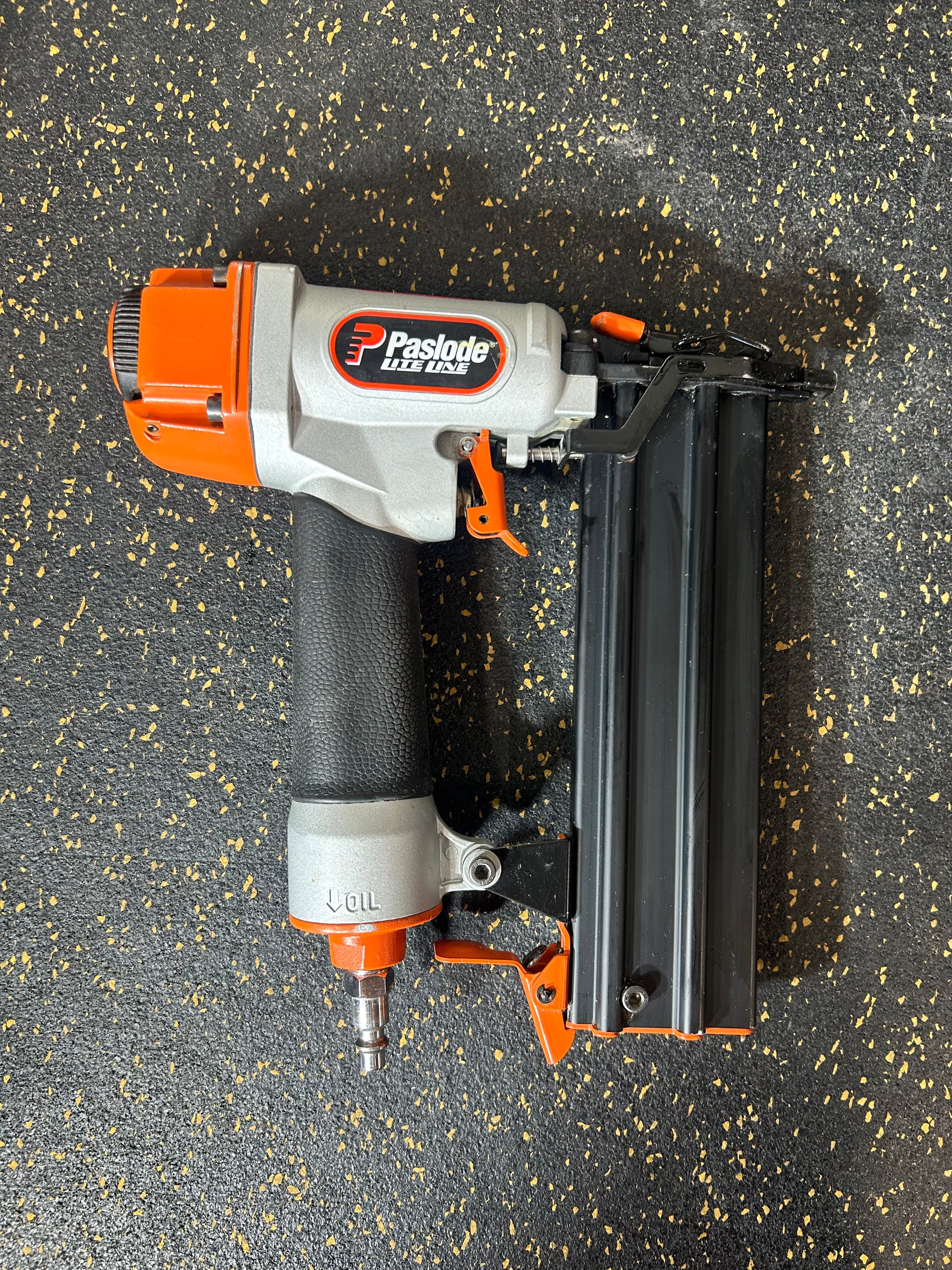 Paslode F18-200 18-Gauge Pneumatic Brad Nailer (comes with hard carrying case and 2 hex keys!)
