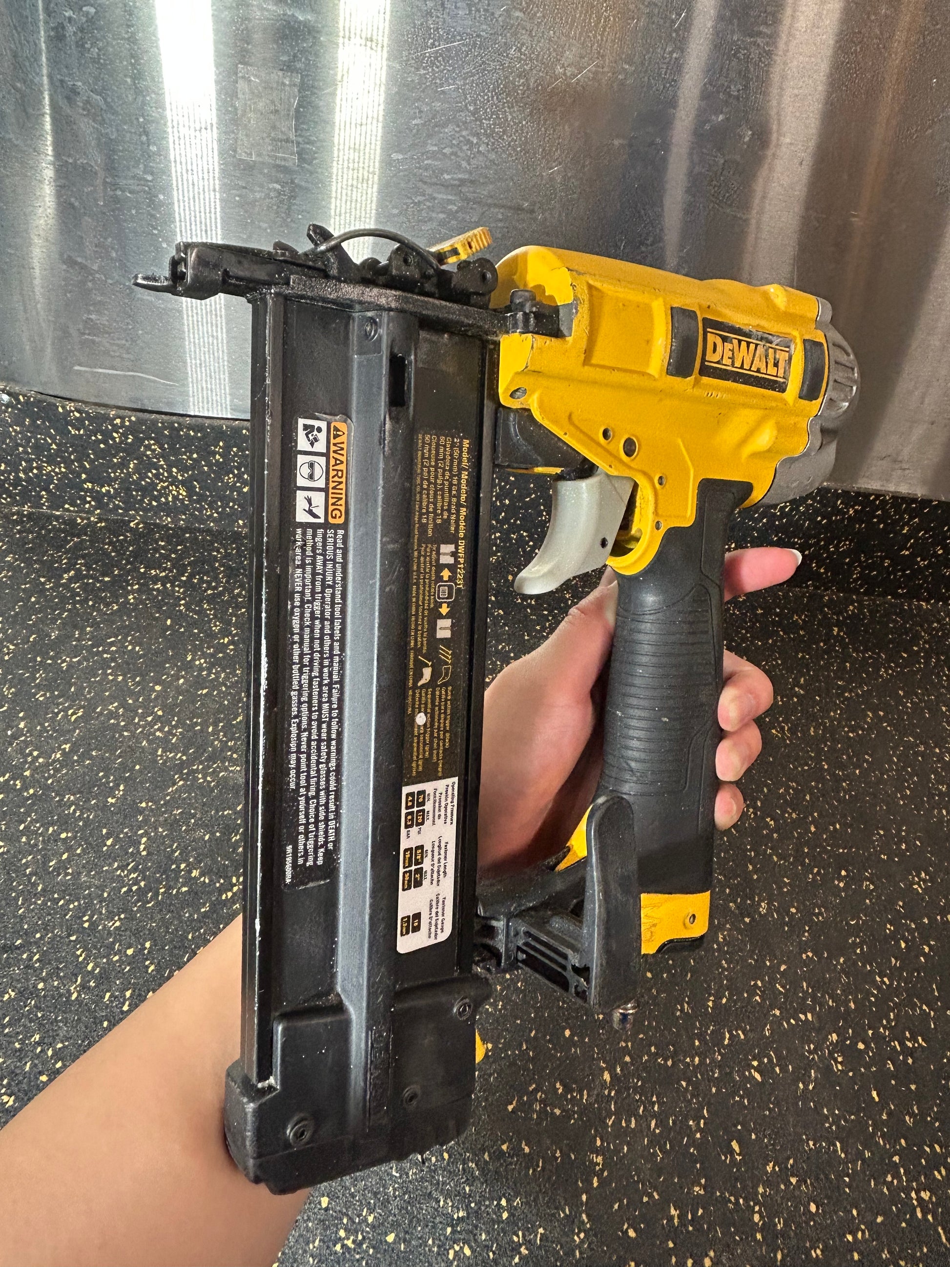 DEWALT 18-Gauge 2” Pneumatic Brad Nailer (DWFP12231)