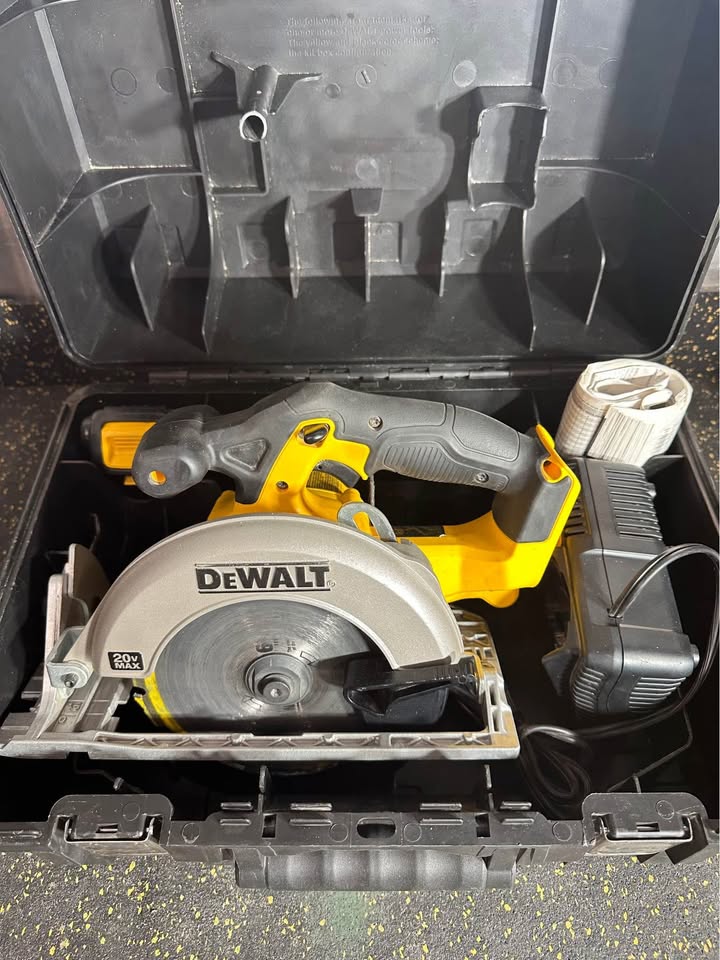 DeWalt 20V Max Cordless Circular Saw Kit 6.5"