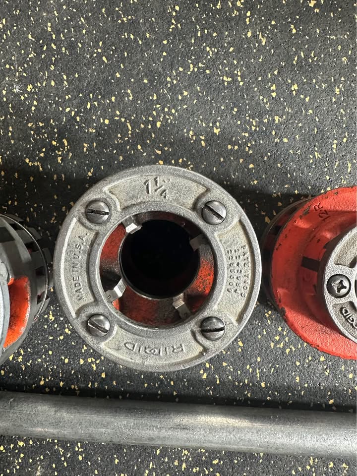 RIDGID 12-R Exposed Ratchet Threader Set with 3 Dies (3/4”, 1 1/4”, 1 1/2”)