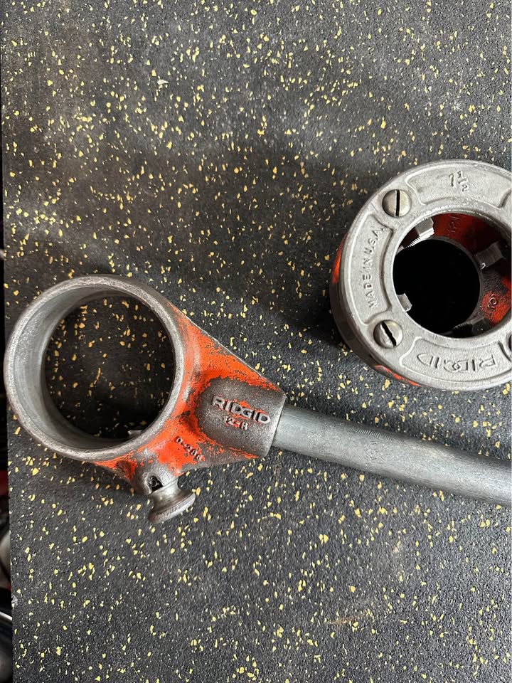 RIDGID 12-R Exposed Ratchet Threader Set with 3 Dies (3/4”, 1 1/4”, 1 1/2”)