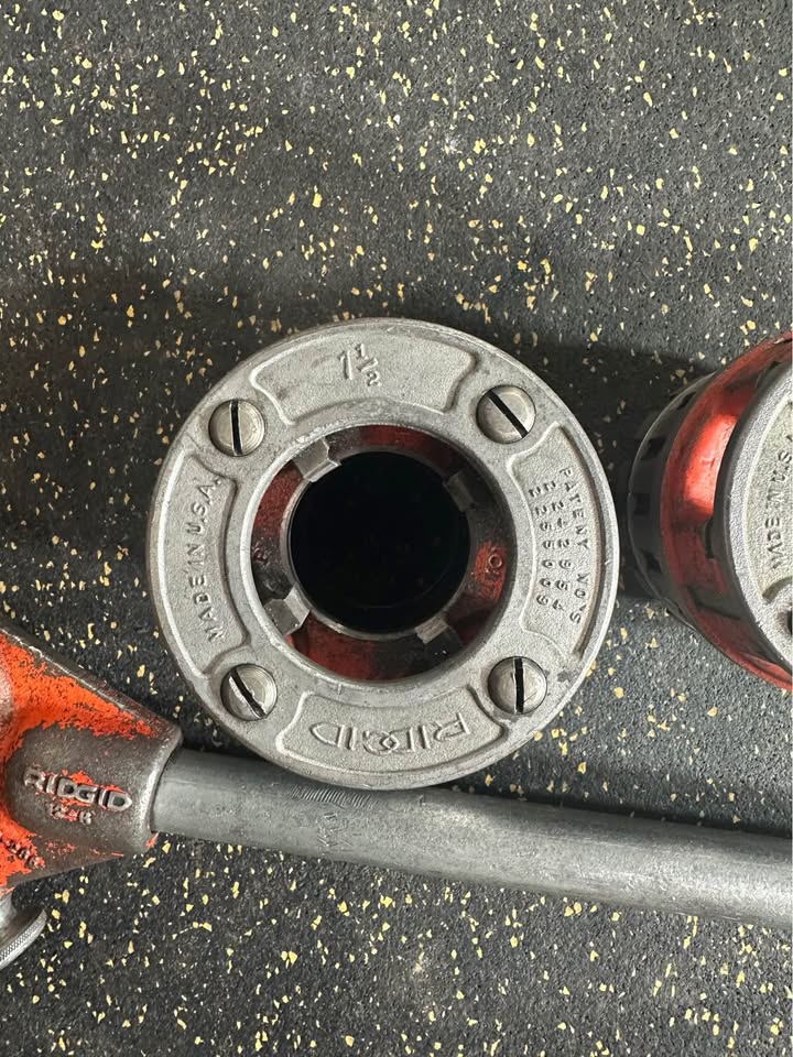 RIDGID 12-R Exposed Ratchet Threader Set with 3 Dies (3/4”, 1 1/4”, 1 1/2”)