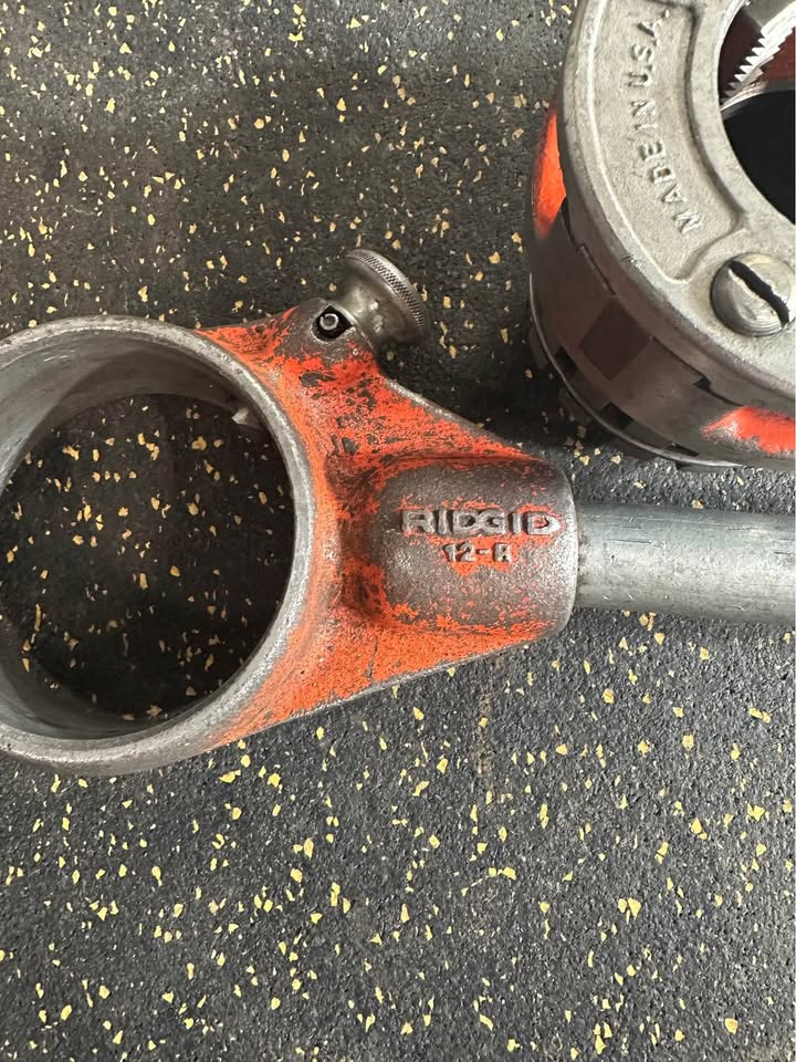 RIDGID 12-R Exposed Ratchet Threader Set with 3 Dies (3/4”, 1 1/4”, 1 1/2”)