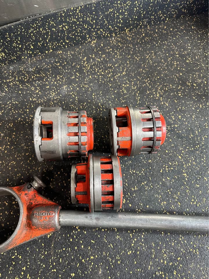 RIDGID 12-R Exposed Ratchet Threader Set with 3 Dies (3/4”, 1 1/4”, 1 1/2”)