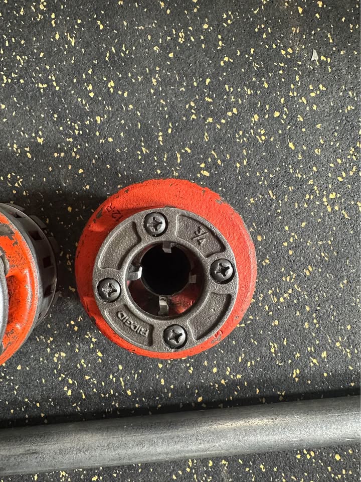RIDGID 12-R Exposed Ratchet Threader Set with 3 Dies (3/4”, 1 1/4”, 1 1/2”)