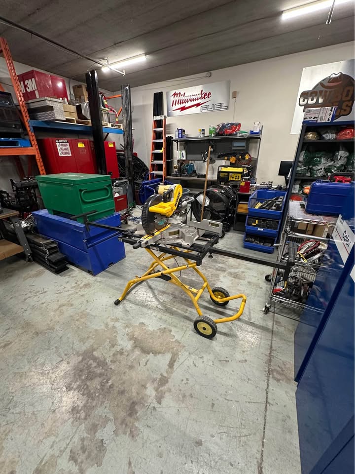 DeWalt 10" Double Bevel Sliding Compound Miter Saw with Wheel Stand