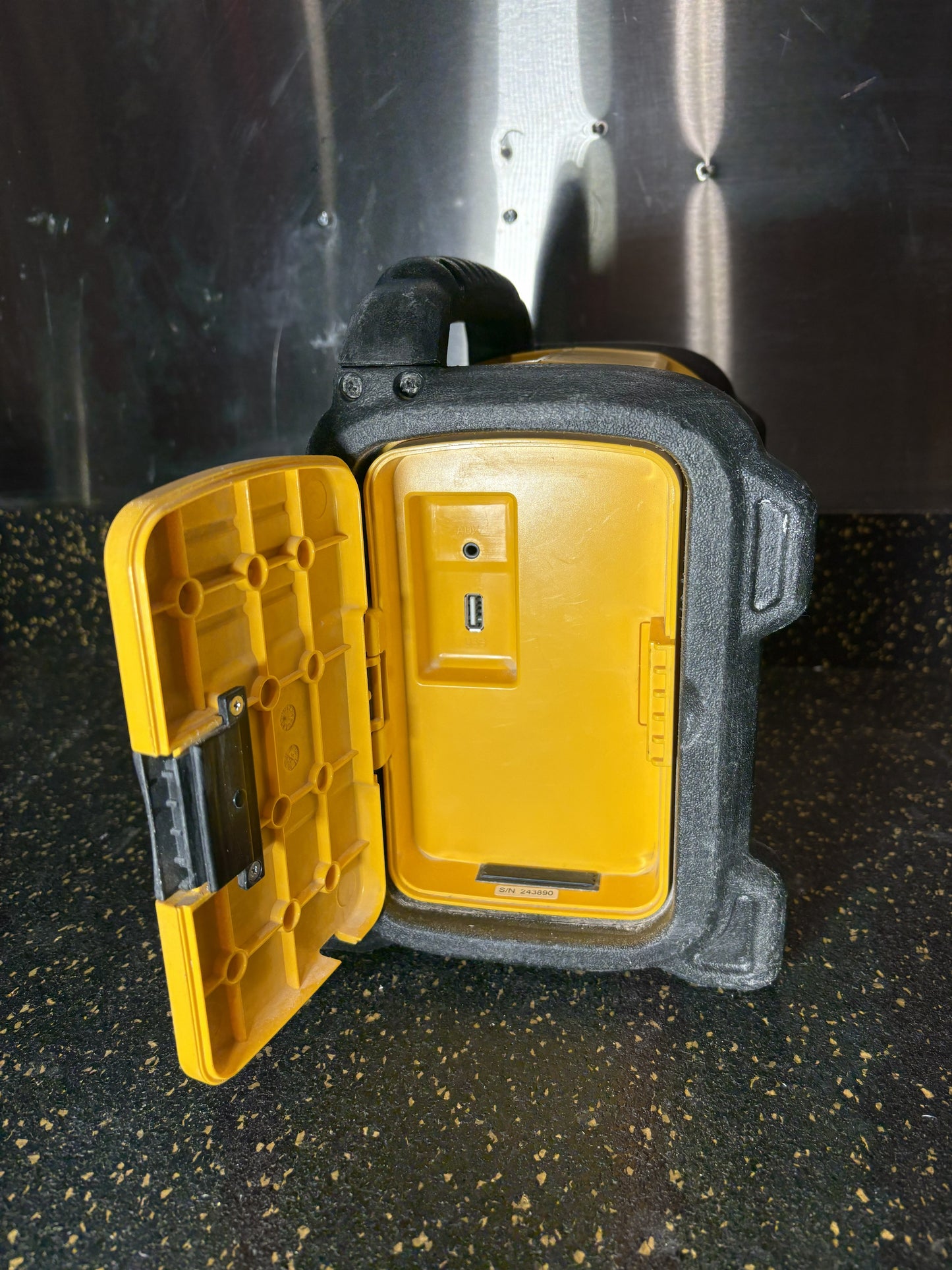 Dewalt 20V/18V/12V MAX Compact Corded/Cordless Worksite Radio